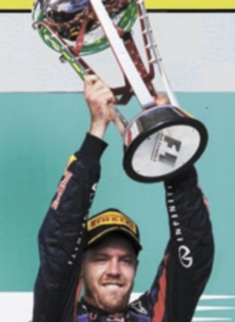 Sebastian Vettel levanta el trofeo de la victoria en Austin