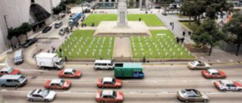 Vista de las 100 cruces instaladas por activistas de la organización ecologista Greenpeace en un cenotafio en el distrito central de Hong Kong. / EFE