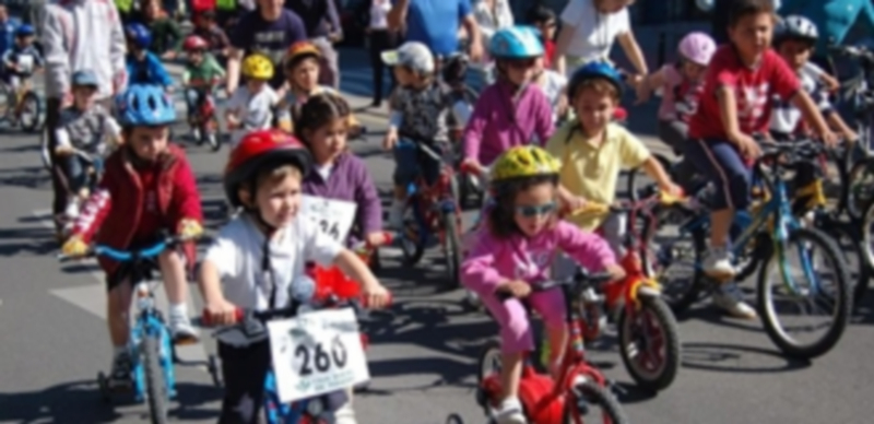 Un grupo de niños corre en una carrera de bicicletas protegidos todos ellos con sus cascos. / EP