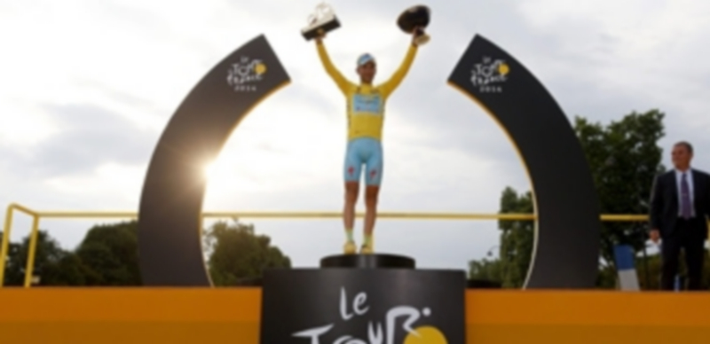 Nibali en el podio de París. / Europa Press