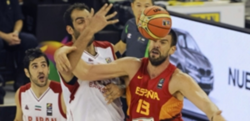 El pívot de España Marc Gasol lucha el balón con el pívot Hamed Haddadi