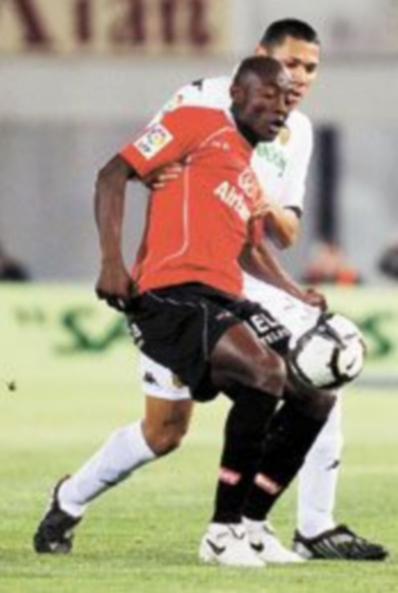 Webo pugna por el esférico con el valencianista Maduro. / Reuters