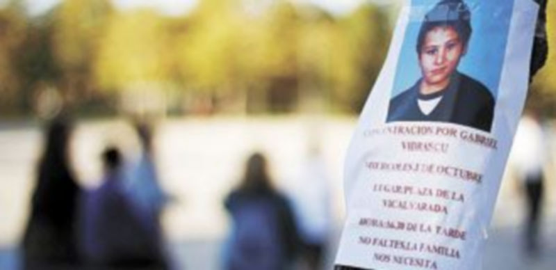 Hallan el posible cadáver del niño rumano desaparecido 1 Carteles de búsqueda en la barrio de Gabriel Vidrascu.