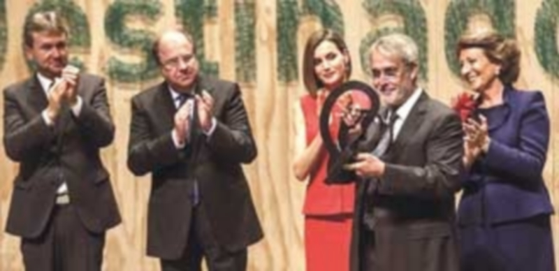 La Reina alaba el compromiso de la AECC con la sociedad española 1 La Reina Letizia y el presidente de la Junta