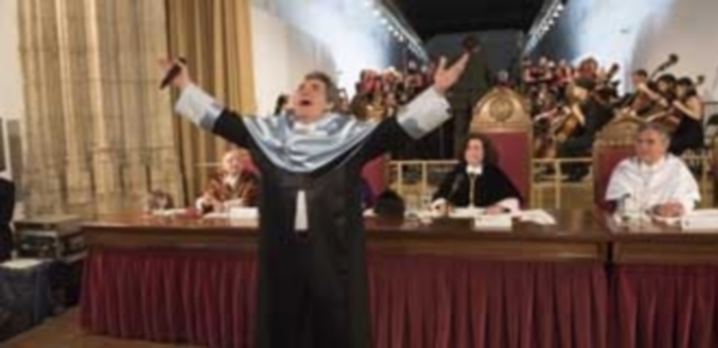 El cantante Miguel Ríos interpreta el ‘Himno de la Alegría’ tras ser investido ‘Doctor Honoris Causa’ en Granada. / Efe