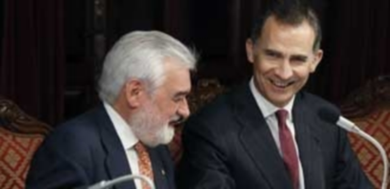 El Rey subraya el reto de adaptar el trabajo académico a la era digital 1 El Rey Felipe VI conversa con el director de la RAE