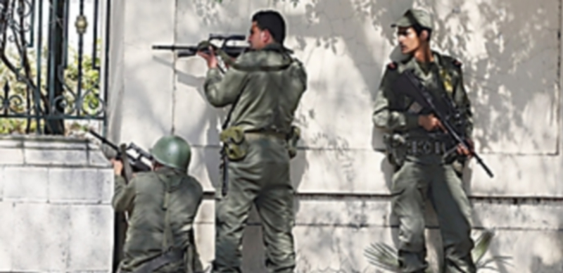 Miembros de las fuerzas de seguridad tunecinas toman posiciones en la operación contra el ataque de ayer. / Efe