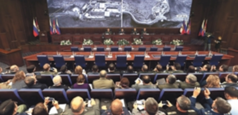 Oficiales del Ejército ruso acuden a una sesión informativa sobre operaciones antiterroristas. / Efe