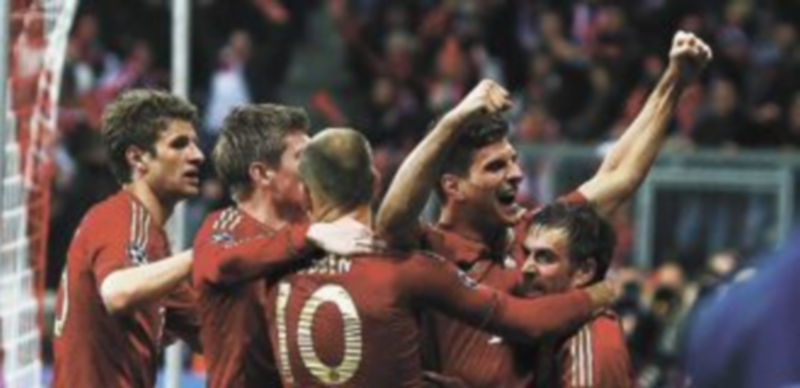 Los jugadores del conjunto germano abrazan a Mario Gómez tras firmar el gol de la victoria. / Reuters.