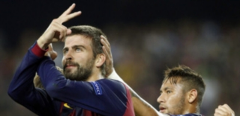 El defensa del FC Barcelona Gerard Piqué el primero de su equipo ante el Apoel