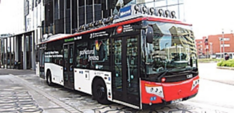 Mueren dos jóvenes al chocar un coche con un autobús en Barcelona 1 Uno de los jóvenes murió de camino al Hospital Clínic y otra víctima resultó grave y trasladada al Vall d’Hebron. / E. P.