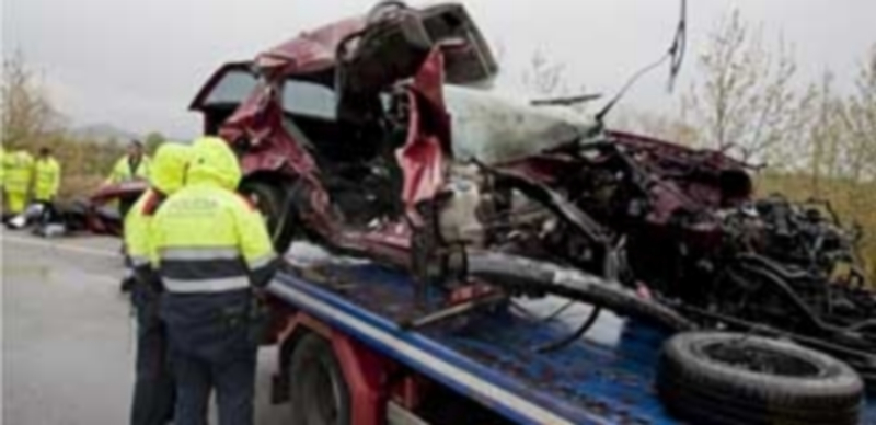 Siete muertos tras la colisión de dos vehículos en Gerona 1 Estado en el que quedó uno de los vehículos siniestrados ayer en el trágico accidente en la provincia de Gerona. / Efe