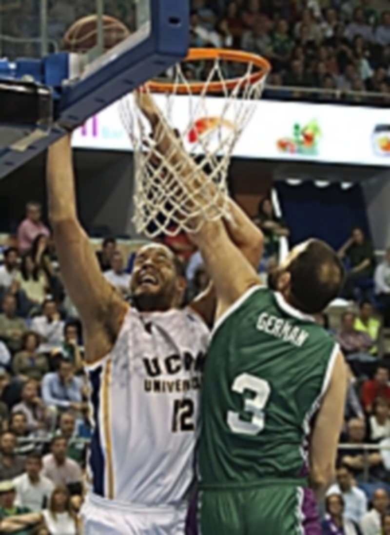 Germán Gabriel (der) intenta taponar la entrada a canasta de Gerald Lee. / EFE