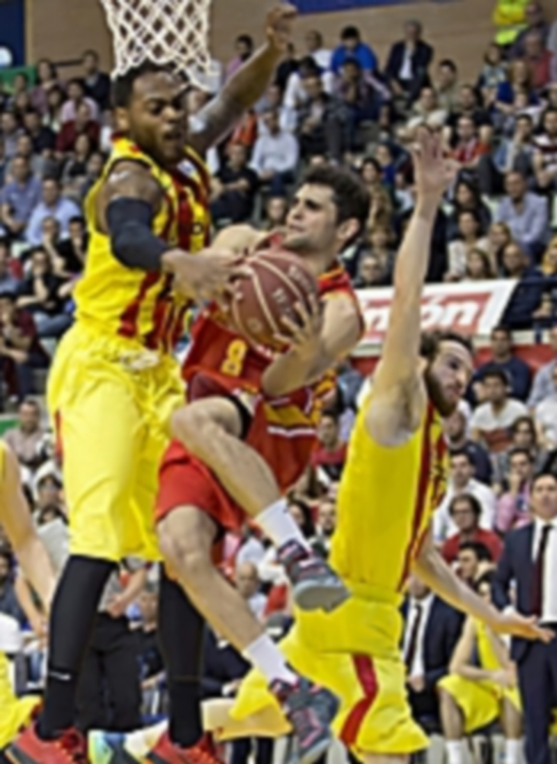 Neto (c) intenta entrar a canasta ante la defensa de Thomas (i). / EFE