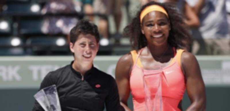 Carla Suárez (izq) posa con el trofeo de subcampeona del Masters 1000 de Miami tras caer ante Serena Williams (der). / EFE