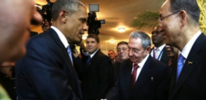 Barack Obama (i) saluda a su homólogo cubano