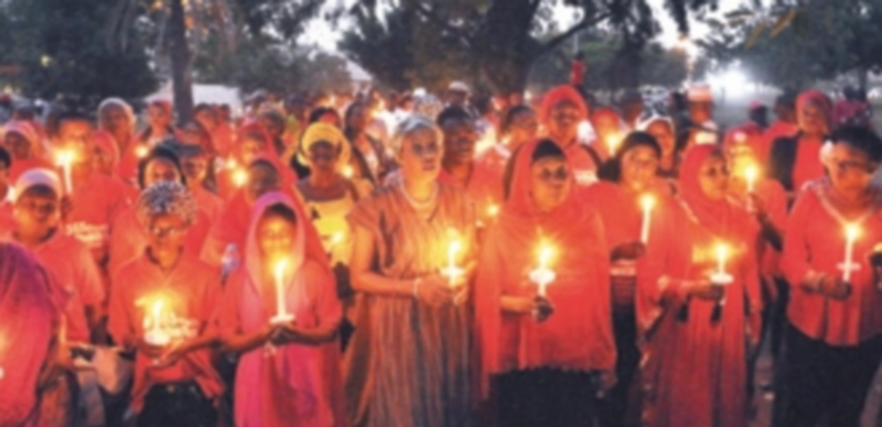 Más de doscientas mujeres sostienen velas durante la vigilia por las mujeres secuestradas