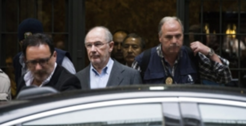 Rato abandonó sin esposas su domicilio de Madrid y fue conducido hasta un coche policial que esperaba en la puerta. / Efe