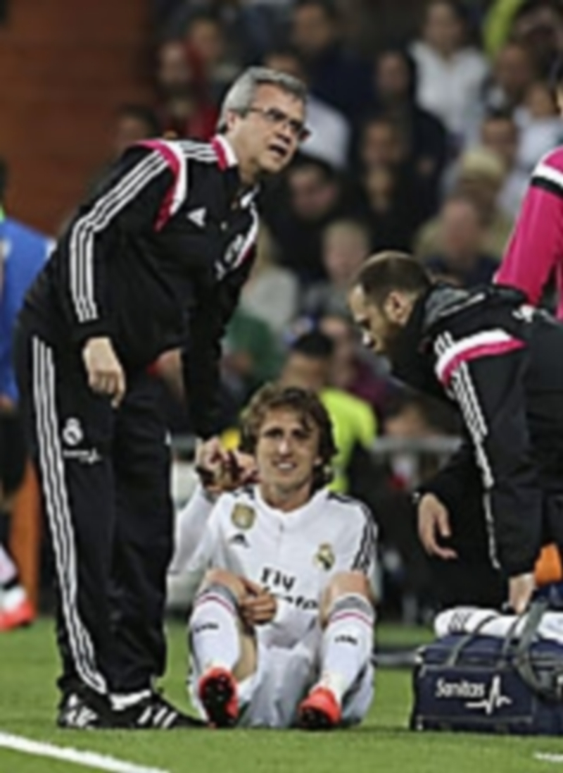 Modric tuvo que ser sustituido ante el Málaga tras sentir dolor en la rodilla. / EFE