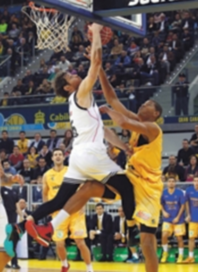 Andrés Nocioni (izq) tapona el intento de canasta del pívot Walter Tavares. / EFE