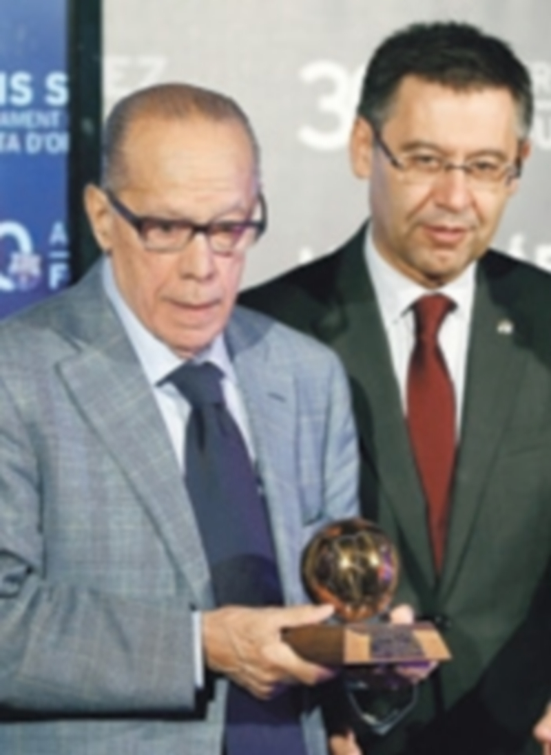 Bartomeu: «Pep viene con todos los honores, pero a intentar ganarnos» 1 Josep Maria Bartomeu (der) junto con el exjugador barcelonista Luis Suárez. / EFE