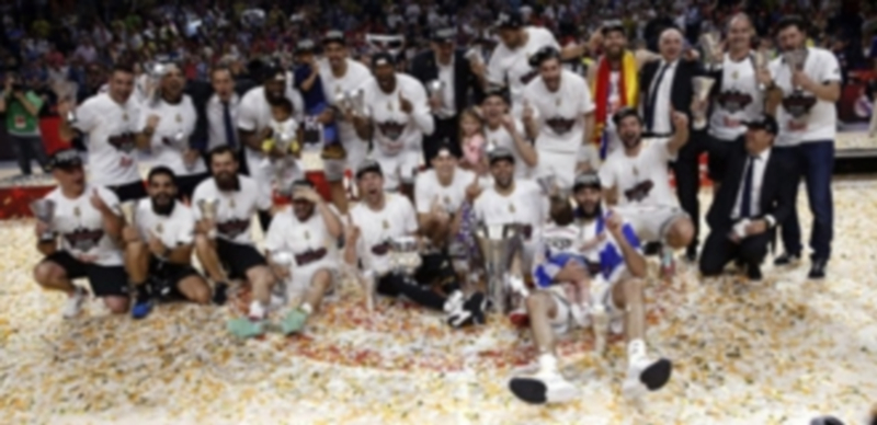 Los jugadores del Real Madrid celebran en la pista del Barclaycard Center el título de la Euroliga