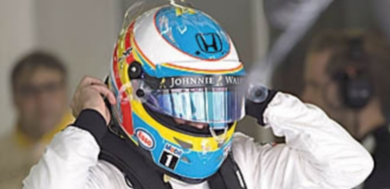 Fernando Alonso tuvo que abandonar en el Gran Premio de España por un problema de frenos en su MP4-30. / EFE