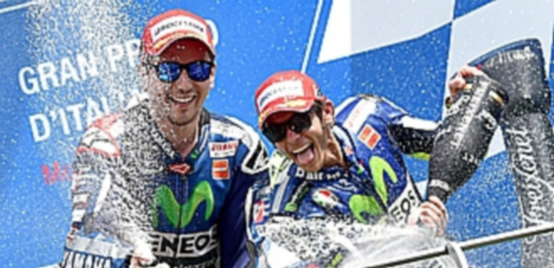Jorge Lorenzo (izquierda) y Valentino Rossi celebran en el podio el triunfo en la carrera de ayer y el liderato del Mundial. / EFE