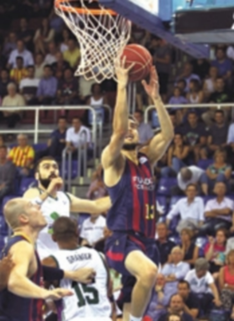 El base checo del FC Barcelona Tomas Satoransky entrando a canasta. / EFE