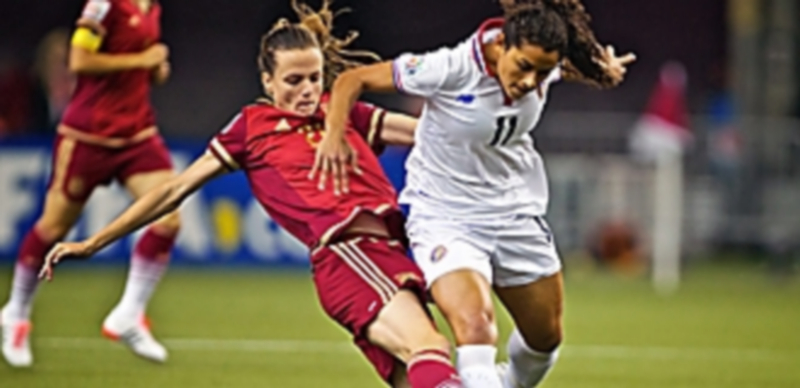 Irene Paredes (izq) busca el balón durante el primer partido de la historia de España en un Mundial ante Costa Rica. / EFE