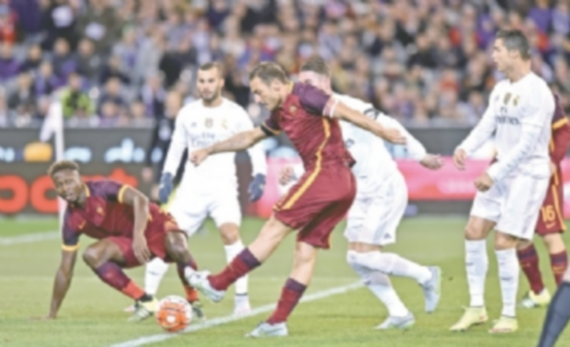 Arranque sin pólvora 1 Totti remata un balón en el amistoso disputado en el Melbourne Criket Ground de Australia ante 80.746 espectadores. / EFE