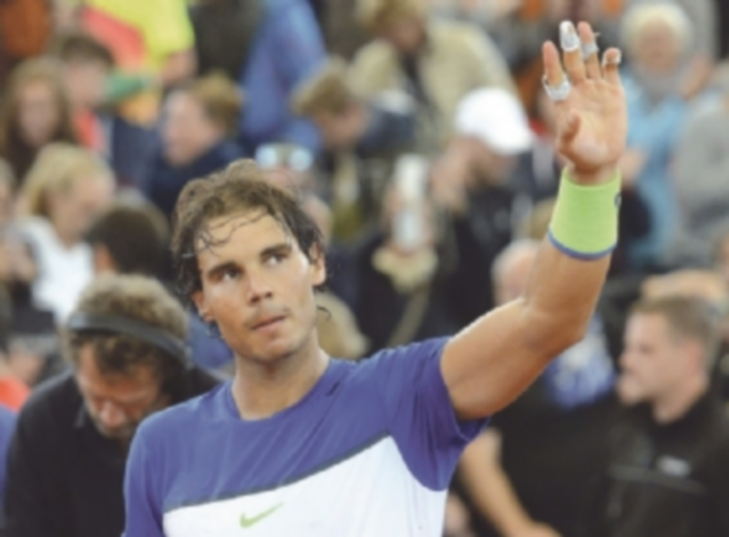 Nadal celebra su triunfo ante Fernando Verdasco que permite su paso a la segunda ronda del torneo alemán. / EFE