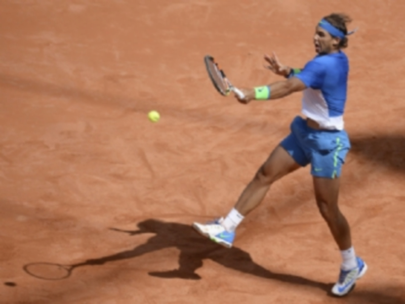 Rafa Nadal devuelve una bola al uruguayo Pablo Cuevas durante el partido que les enfrentó ayer en Hamburgo. / EFE