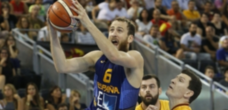 Sergio Rodríguez entra a canasta ante la defensa del Vlado Ilievski. / EFE