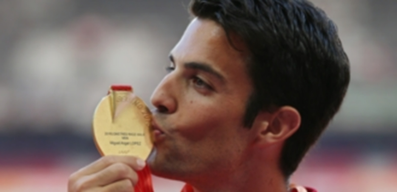 El murciano Miguel Ángel López besa la medalla de oro de campeón del mundo lograda un año después del Europeo. / EFE