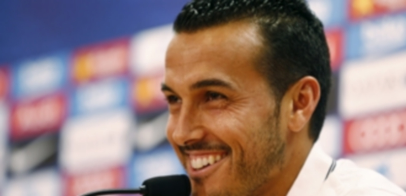 «Hubiera preferido retirarme en el Barça pero mi situación era difícil» 1 Pedro estuvo acompañado por sus excompañeros junto con el cuerpo técnico del Barcelona en su despedida del club. / EFE