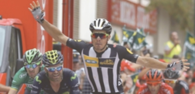 Kristian Sbaragli (centro) celebra su victoria en la meta de Castellón tras sorprender en la llegada a John Degenkolb