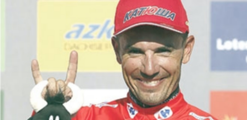 ‘Purito’ Rodríguez celebra el maillot rojo arrebatado al italiano Fabio Aru. / EFE