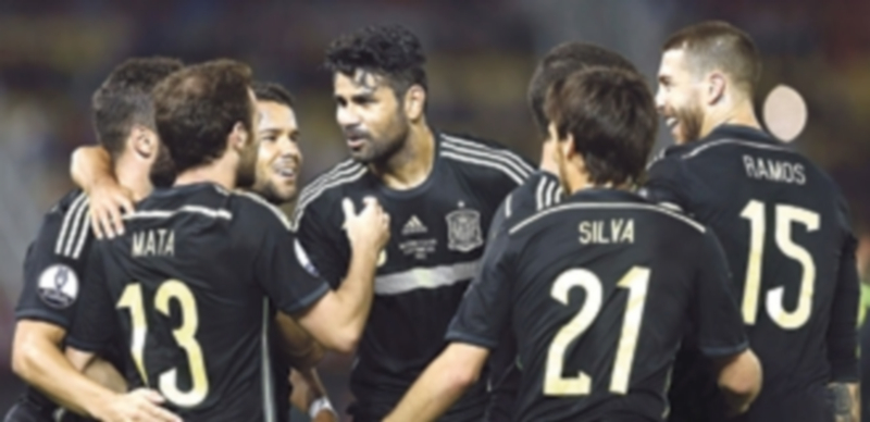 Los internacionales españoles felicitan a Juan Mata tras la consecución del sorprendente gol que anotó el asturiano. / EFE