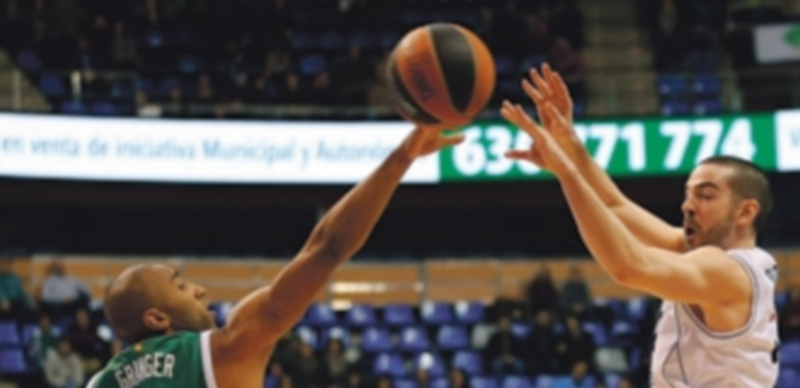 Jayson Granger (izquierda) intenta interceptar un pase del estadounidense del Nizhny Novgorod Taylor Rochestie. / Efe