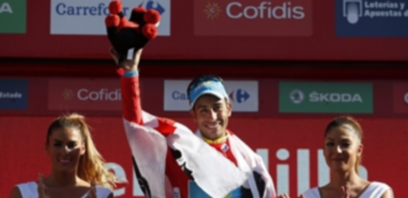 Fabio Aru celebra la reconquista del maillot rojo de líder de la que será su primera ronda grande./ EFE