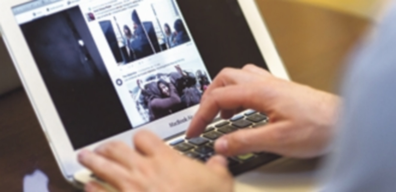 Detenido un varón por chantajear a jóvenes con amenazas sexuales 1 El acusado mantenía un contacto tecnológico con sus víctimas para acercarse a ellas y tratar de extorsionarlas. / E.P.