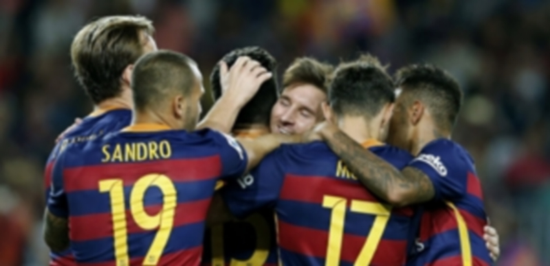 Los jugadores del FC Barcelona felicitan a Marc Bartra (centro) tras batir en la segunda parte a Iván López iniciar el camino hacia la goleada ante el Levante. / EFE