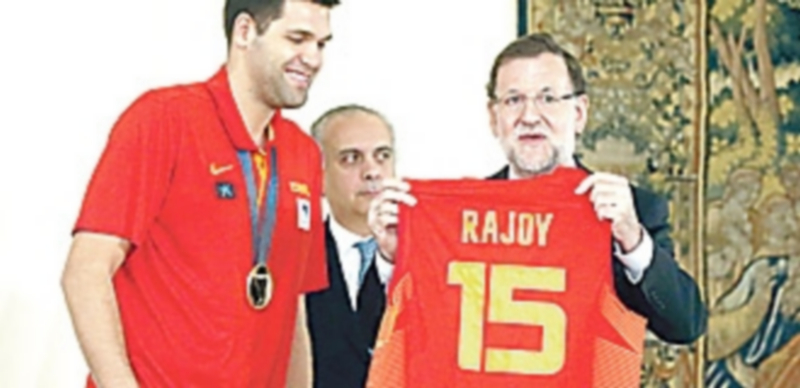 Felipe Reyes entregó una camiseta de la Selección a Mariano Rajoy. / EFE