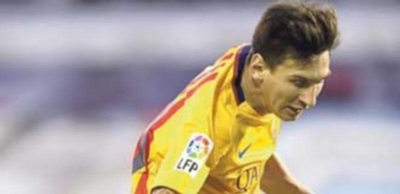 El Barcelona apela al Camp Nou para recuperar el tono tras caer en Vigo 1 Messi disputa un balón con Sergi Gómez en el partido ante el Celta de Vigo. / EFE