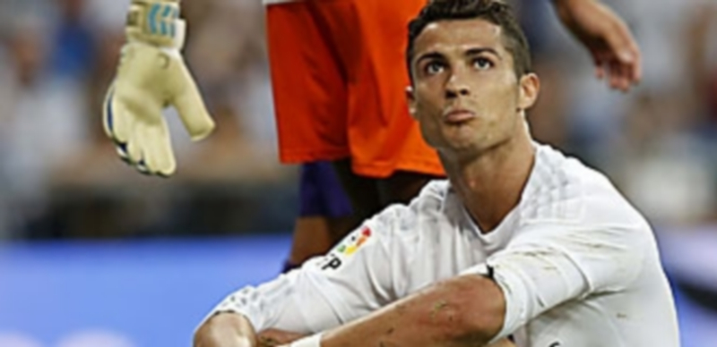 Cristiano Ronaldo se lamenta tras una ocasión fallada ante el Málaga. / EFE