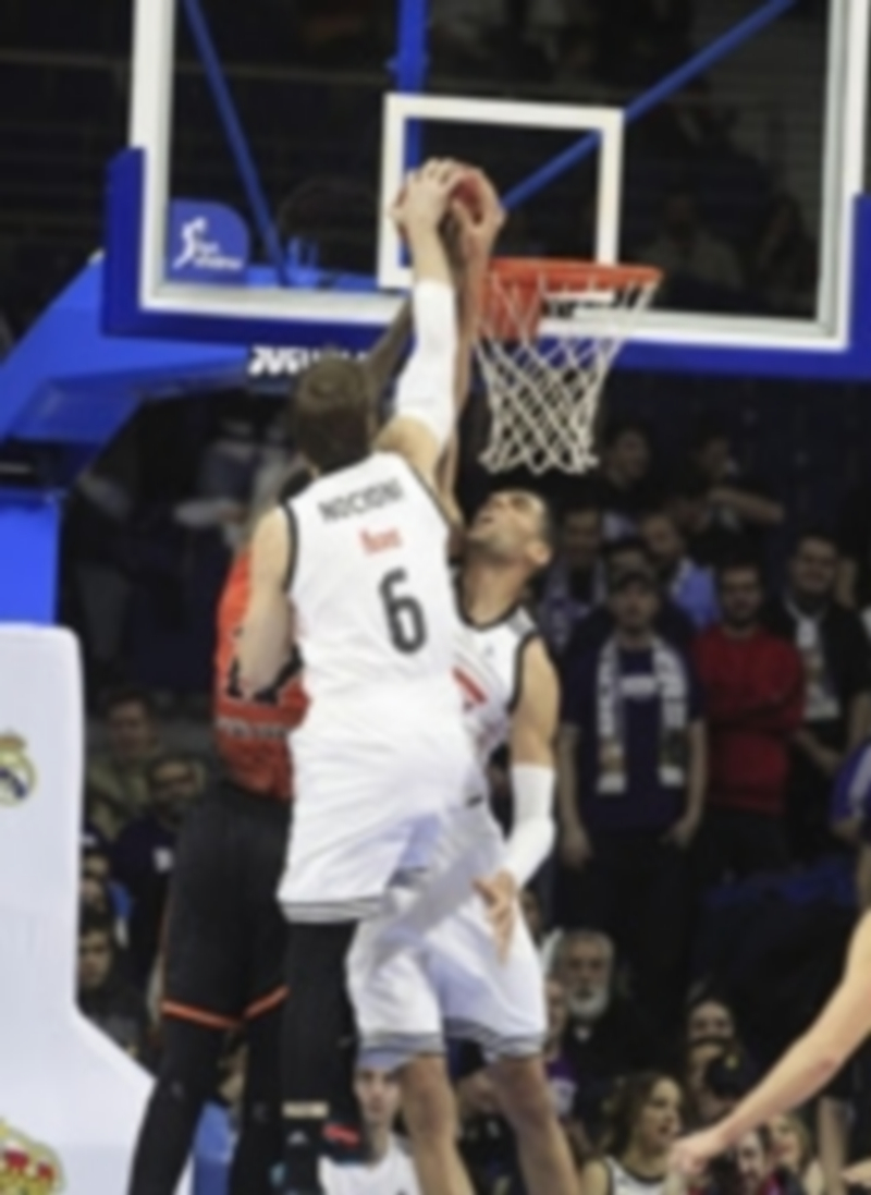 Nocioni y Ayón intentan evitar la canasta del fuenlabreño Akindele. / EFE