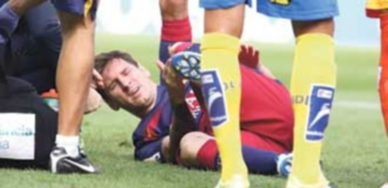 Messi cayó lesionado en el partido entre el FC Barcelona y la UD Las Palmas. / EFE