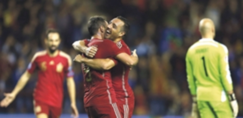 Santi Cazorla (derecha) abraza a Paco Alcácer después de que el delantero del Valencia marcase el segundo gol del partido