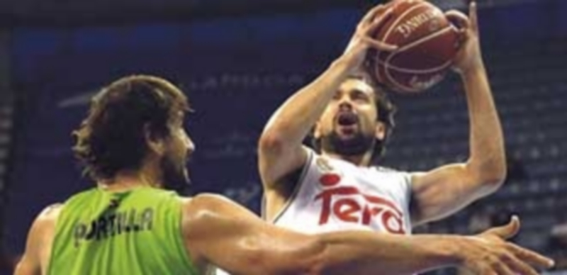Sergio Llull busca la canasta ante la defensa de David Doblas